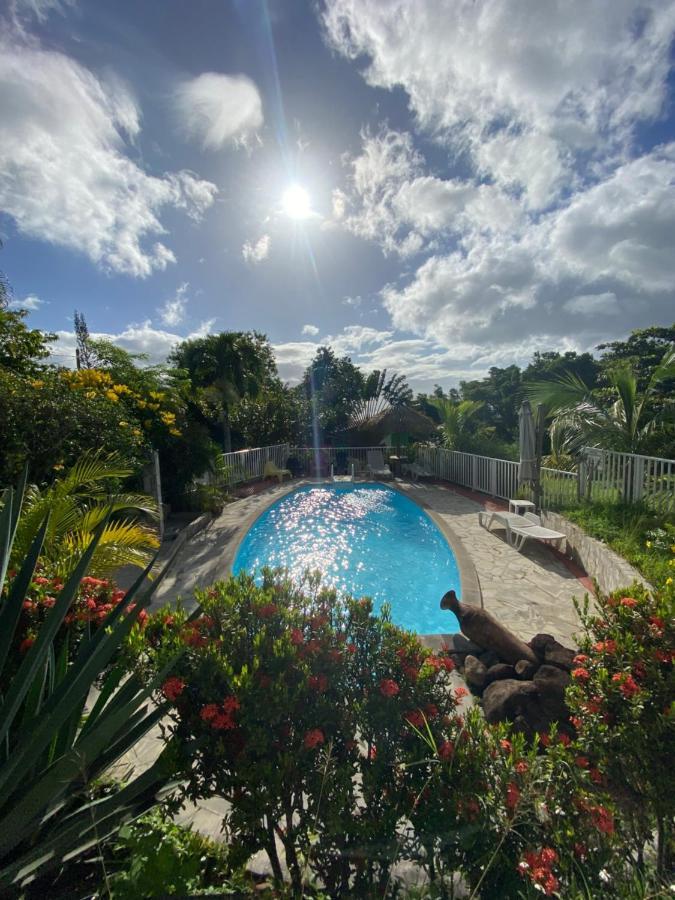 Grand Bungalow Avec Piscine Et Vue Mer Bouillante Luaran gambar